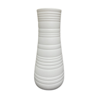 Vase en biscuit de porcelaine