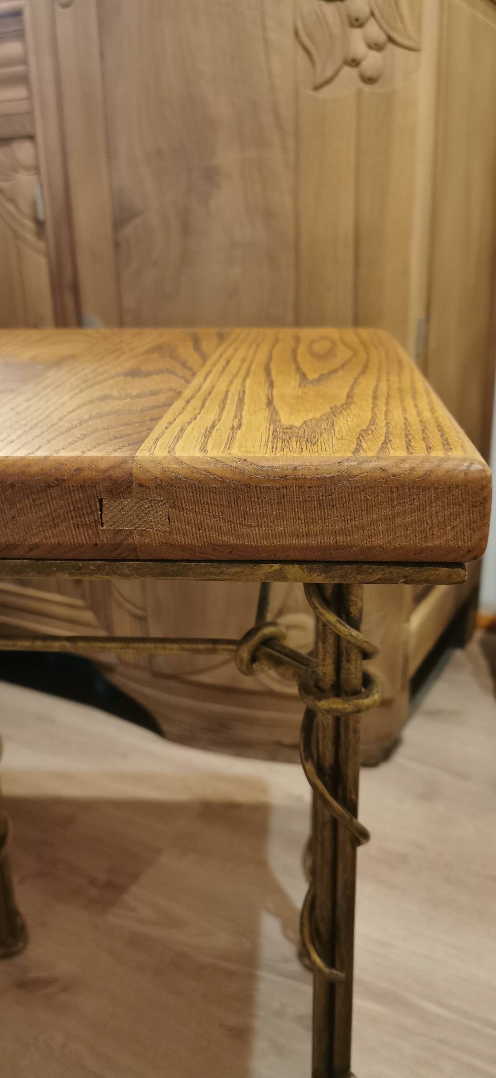 Wrought iron side table with ivy imitation