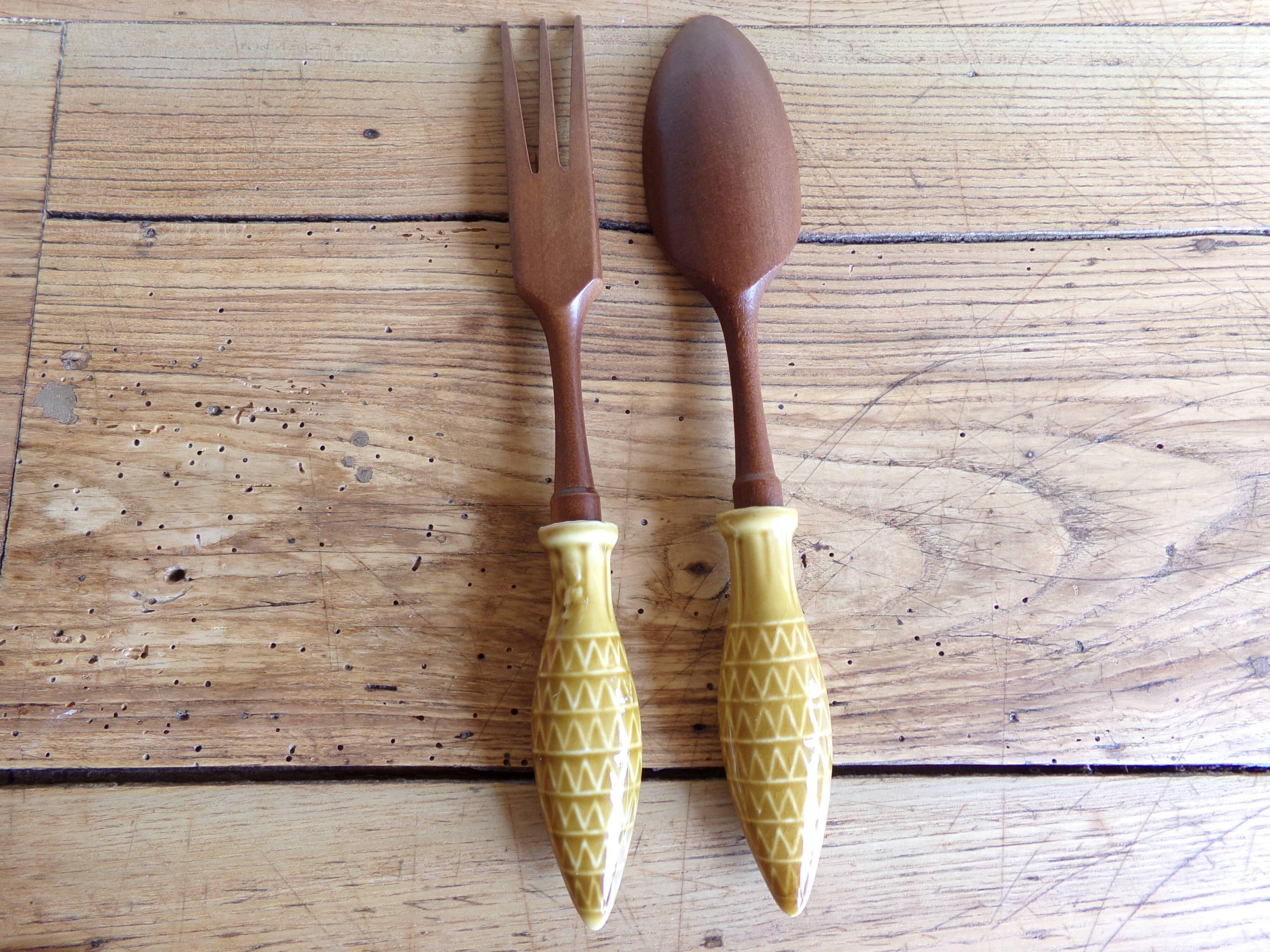Wood and ceramic salad cutlery