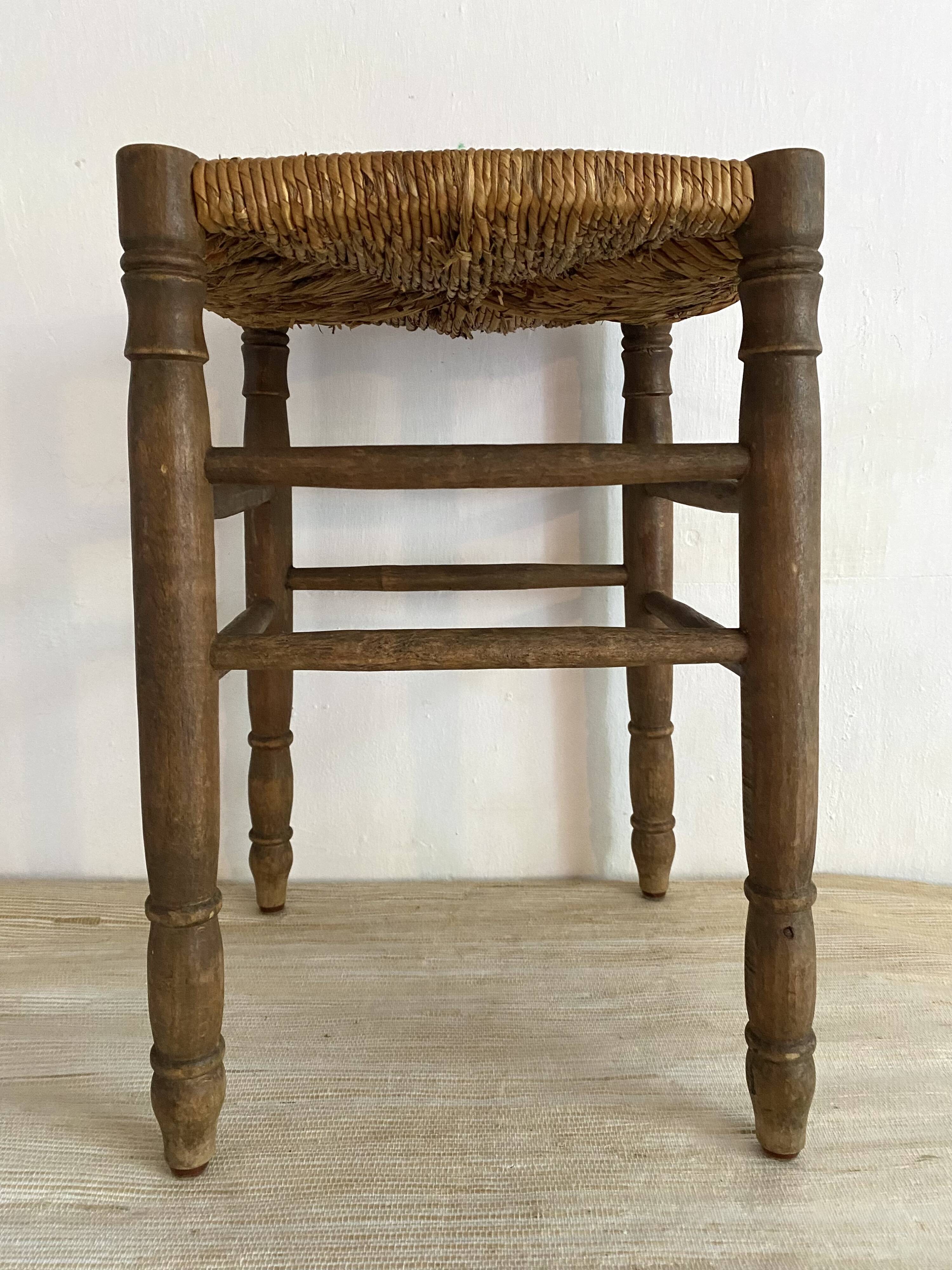 Country stool in wood and straw