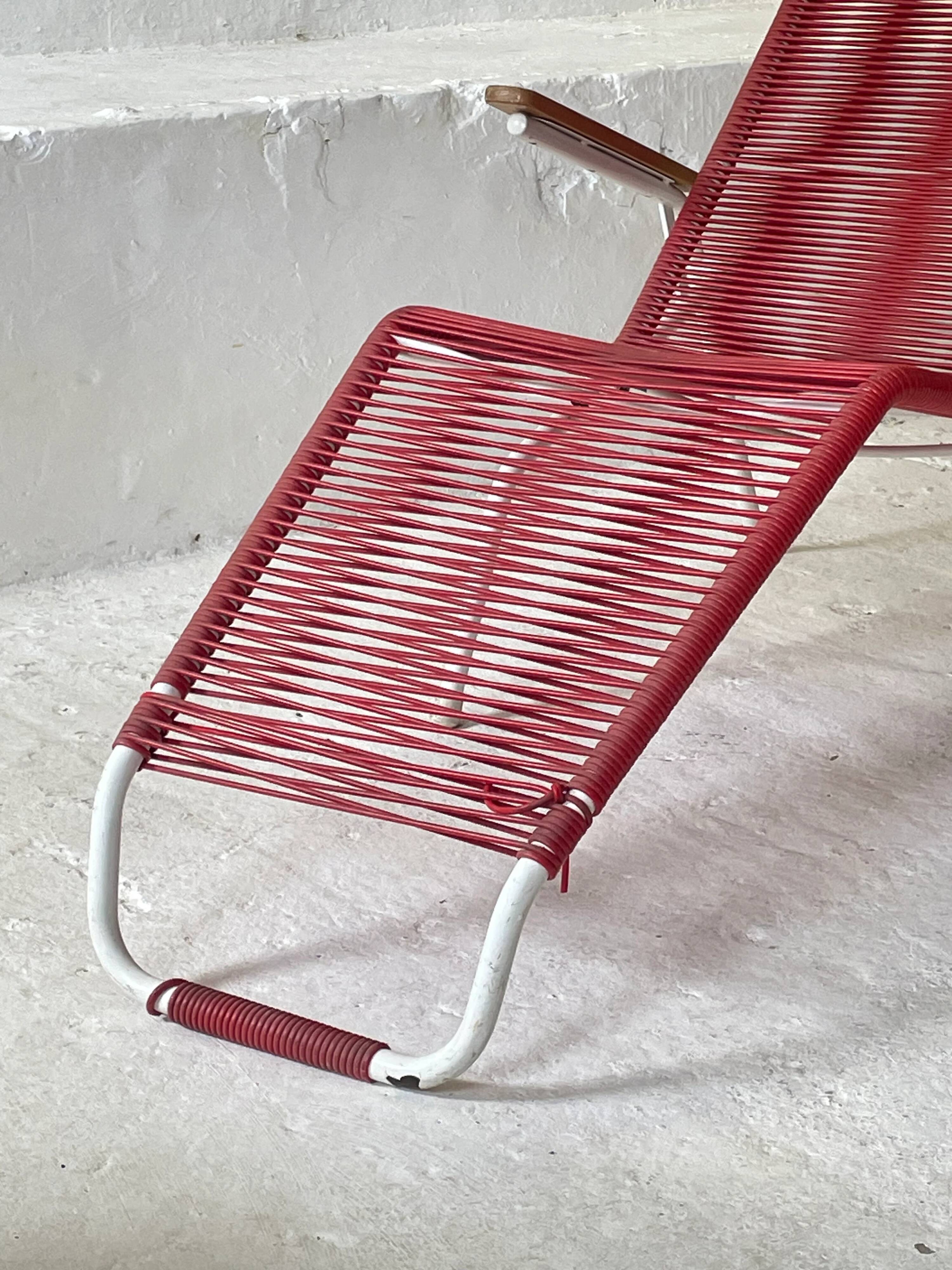 Vintage 1970s Elefant Möbel Spaghetti reclining chair for the garden.