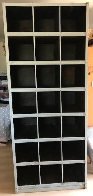 Meuble d'atelier à 21 casiers en fer