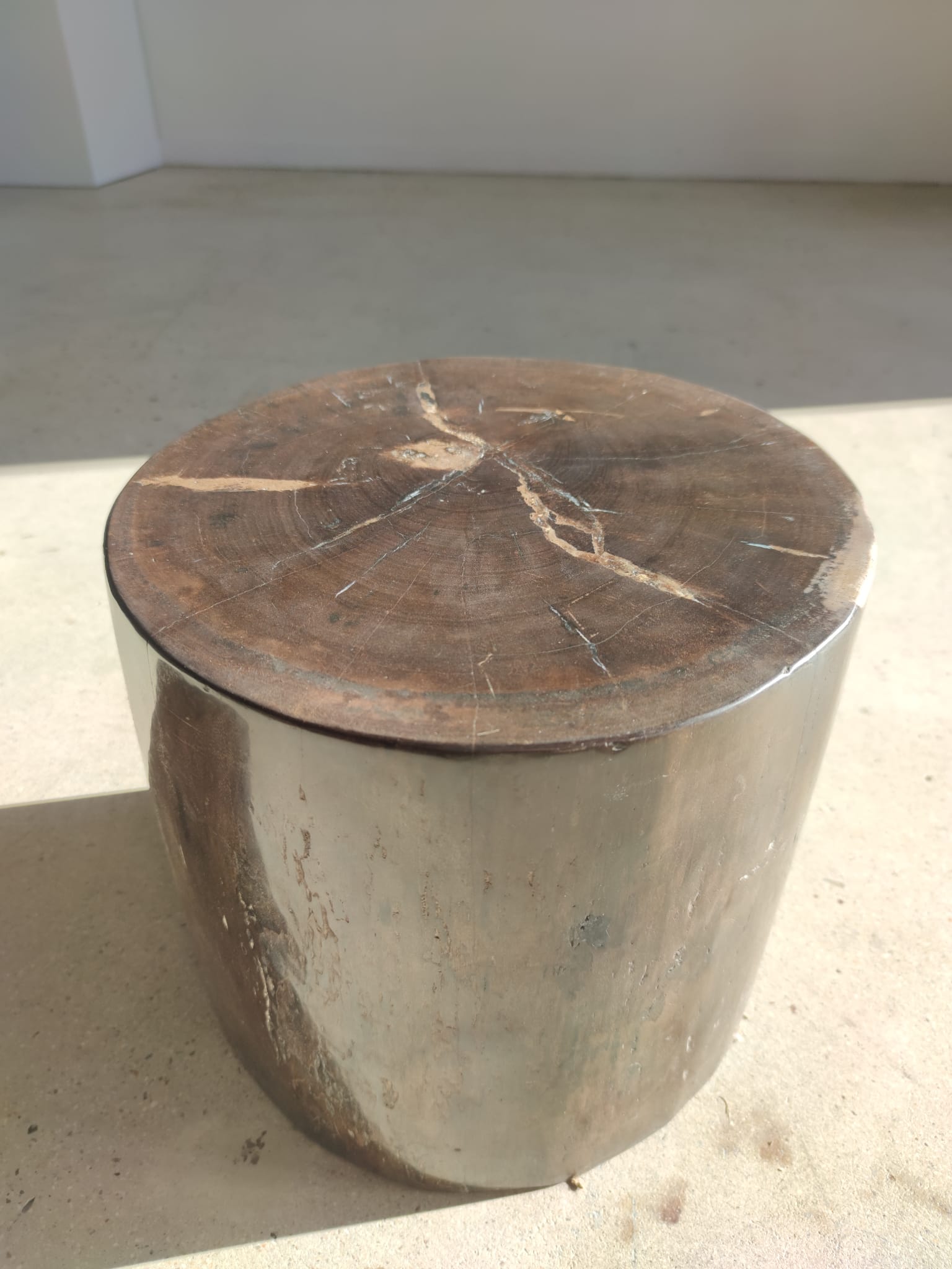 Table d'appoint en bois pétrifié couleur marron glacé - H:34cm D:35cm