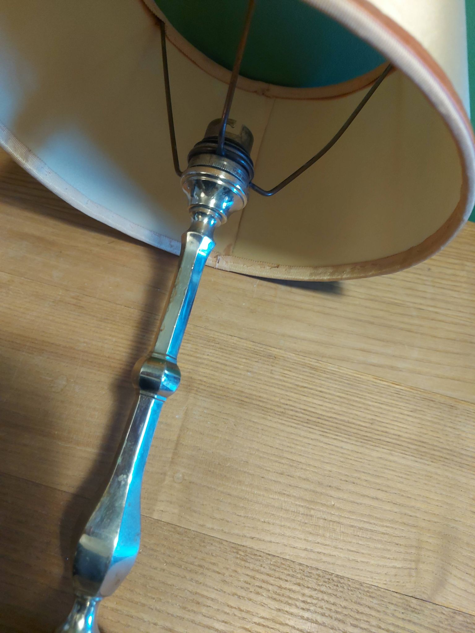 Lampe en métal argenté avec son abat jour
