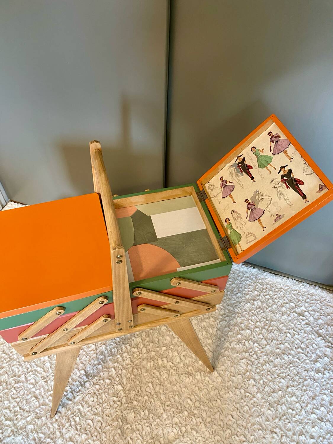 Vintage worker, sewing box with compass feet, 70s Scandinavian style.