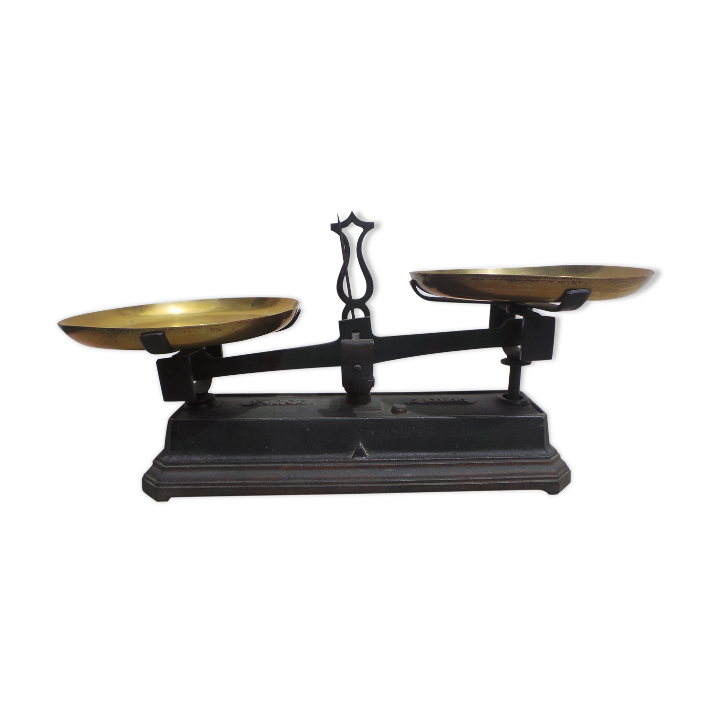Old cast iron scale and brass trays force 5 kilos