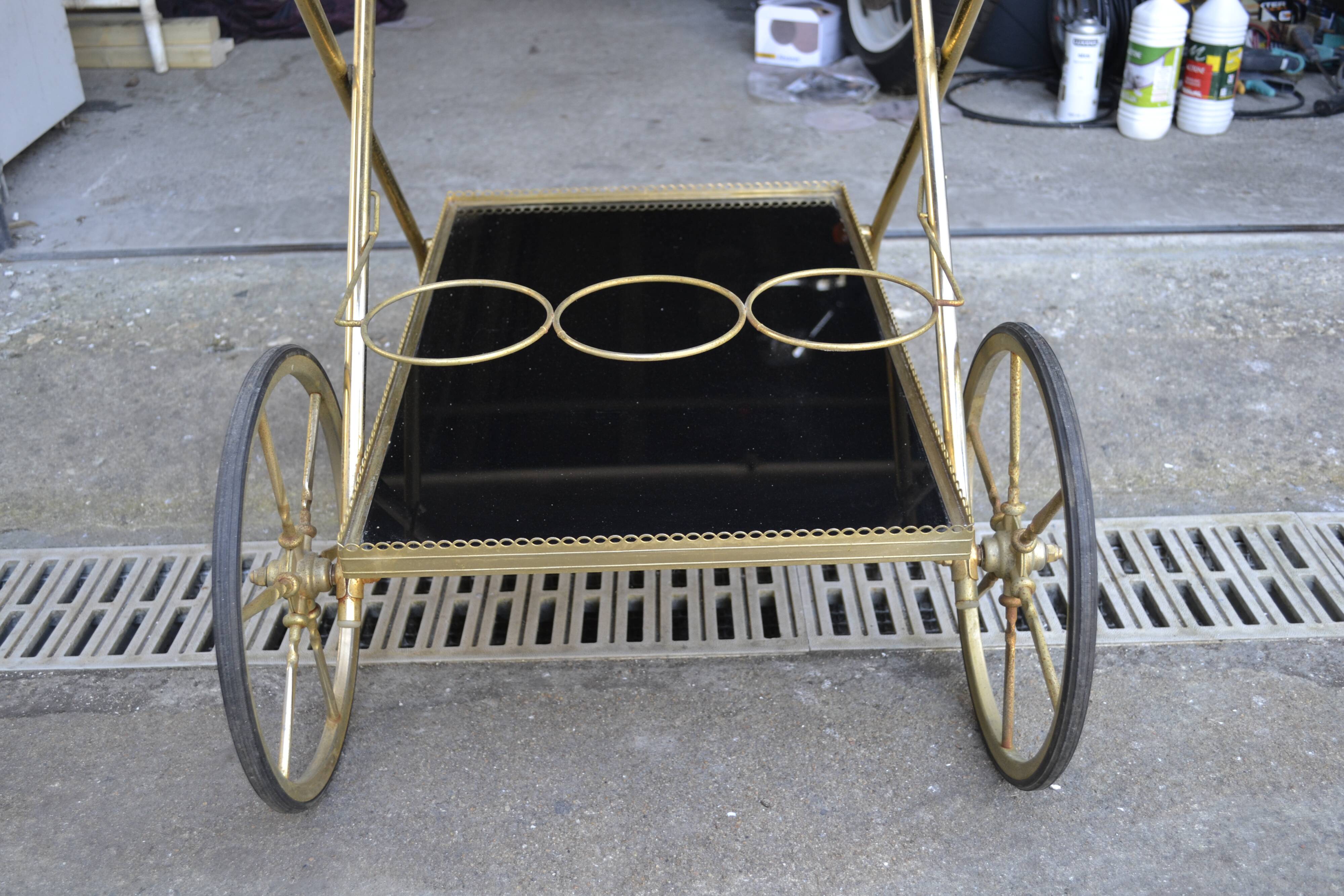Rolling cart in brass and smoked glass