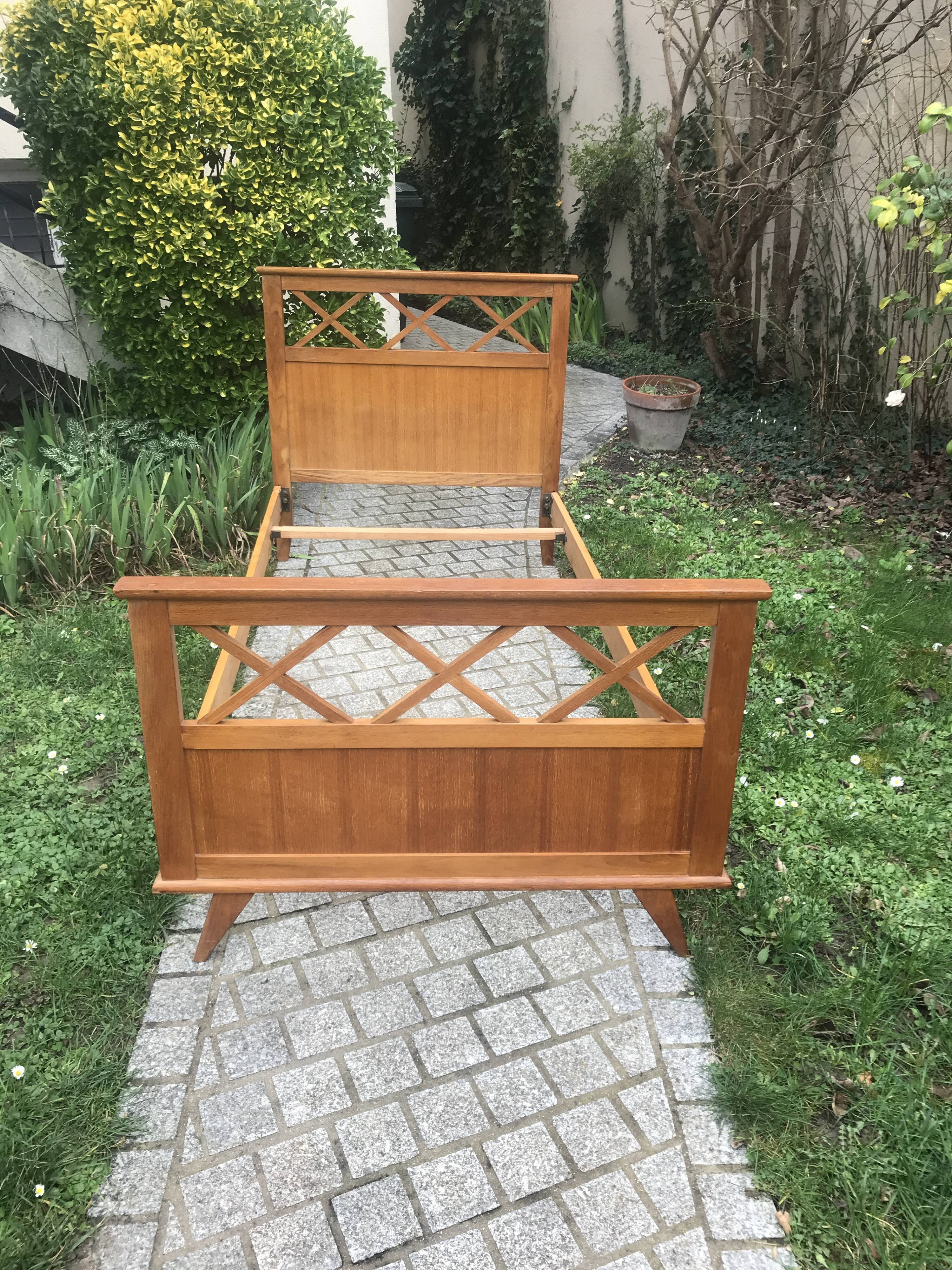 Bed with braces and feet compas vintage