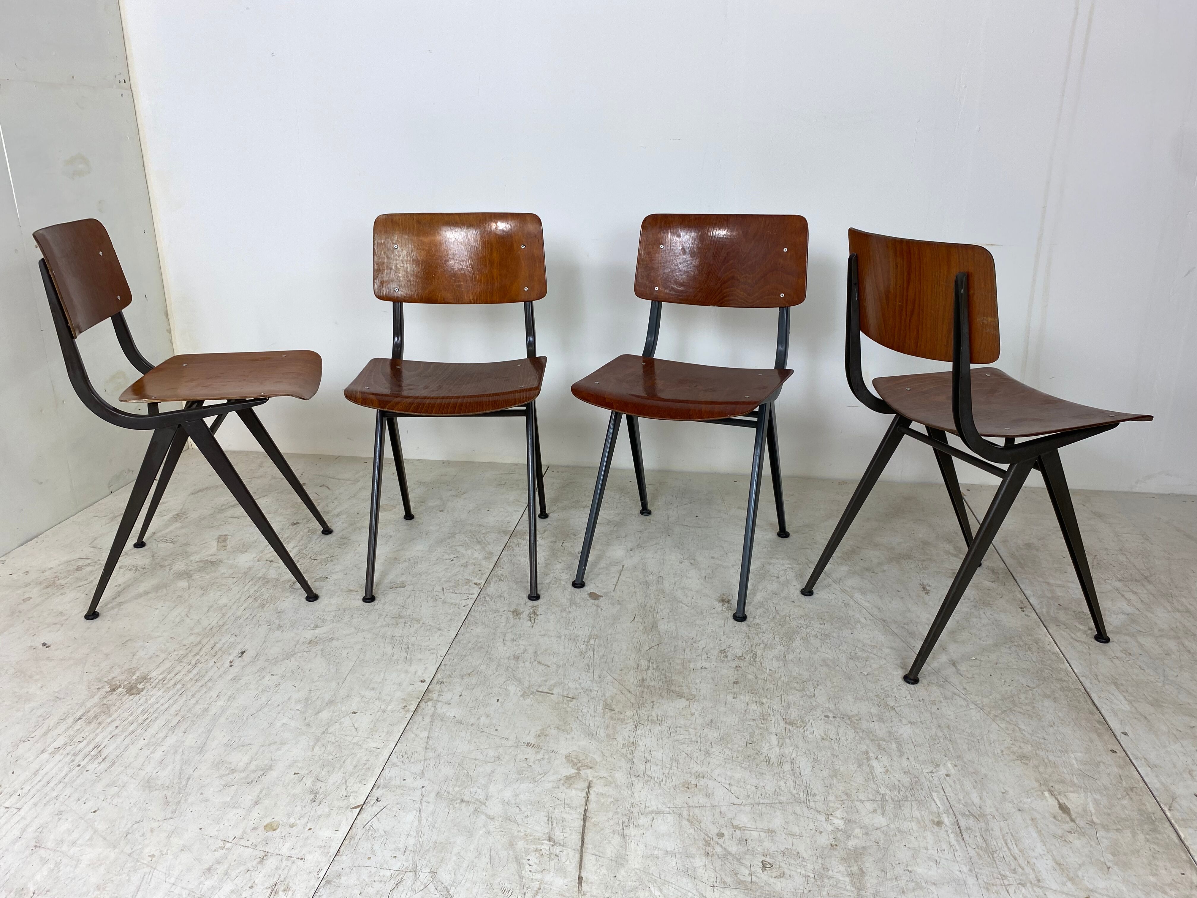 Ensemble de 4 chaises industrielles du milieu du siècle de Marko