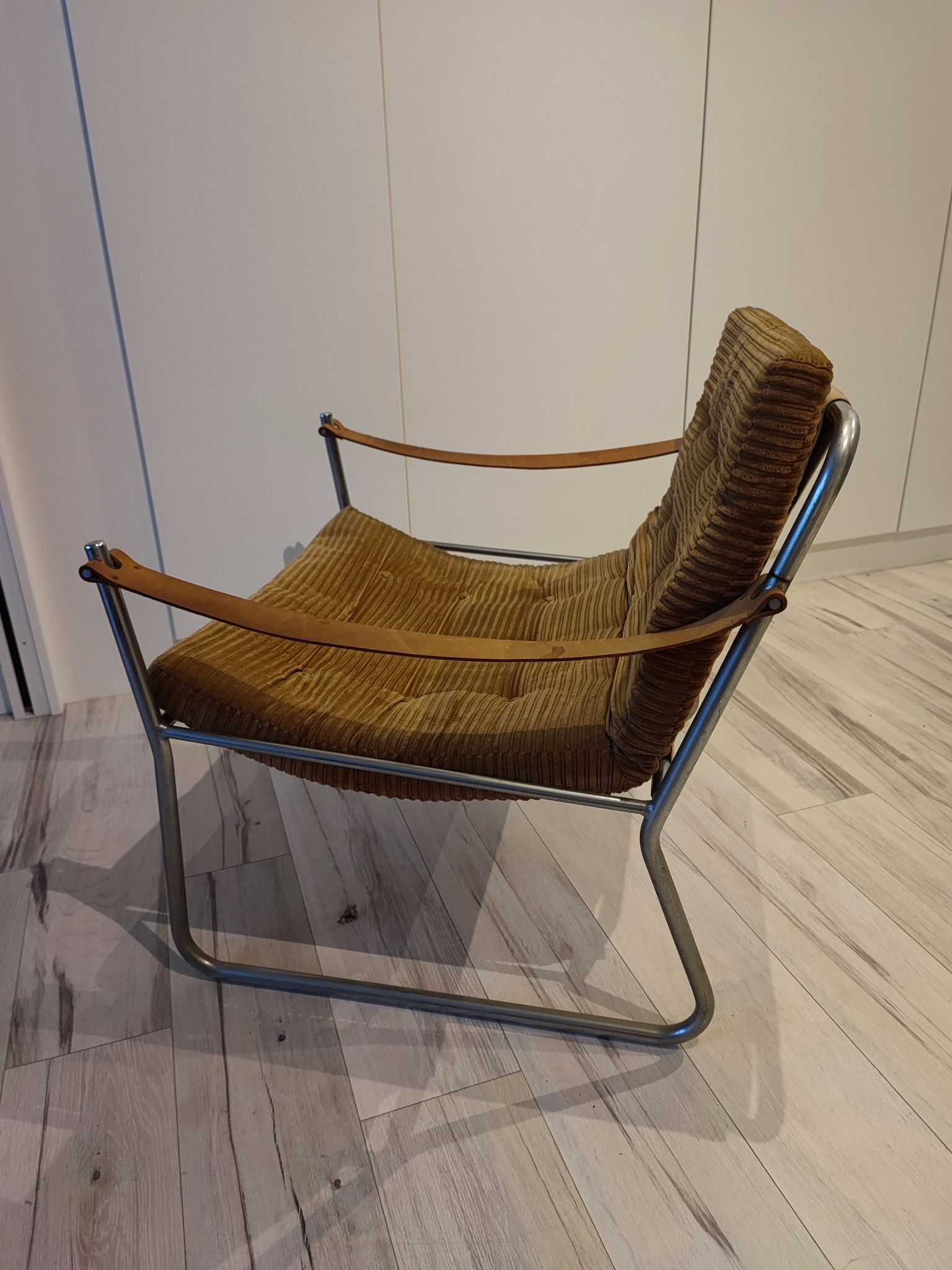Scandinavian living room armchair in tubular chrome and leather