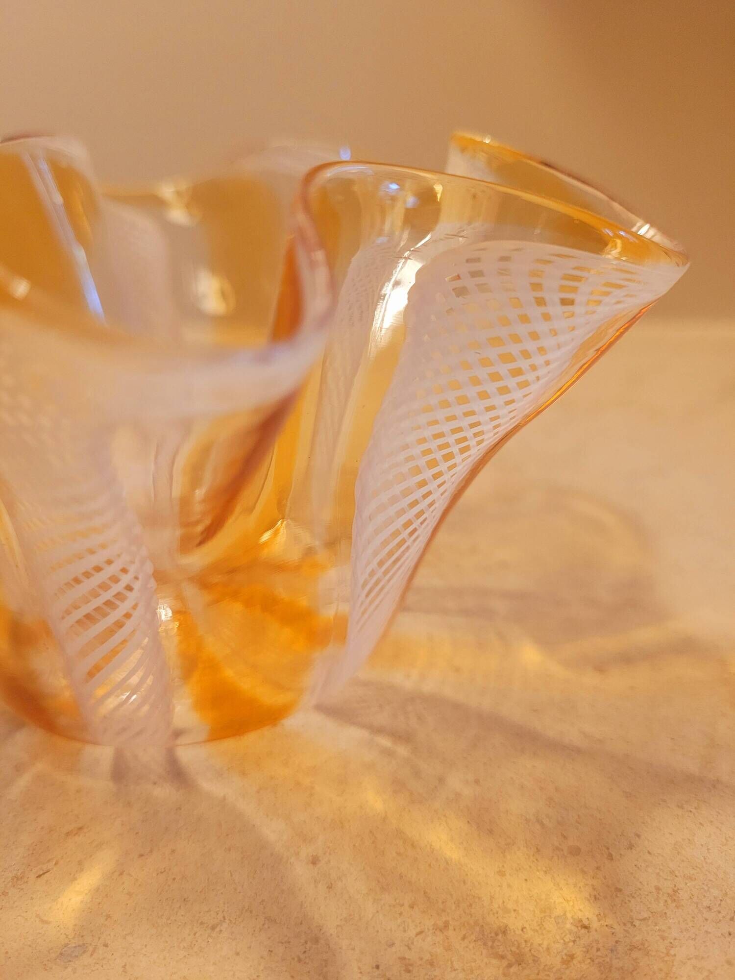 Small vintage handkerchief vase in Murano glass.