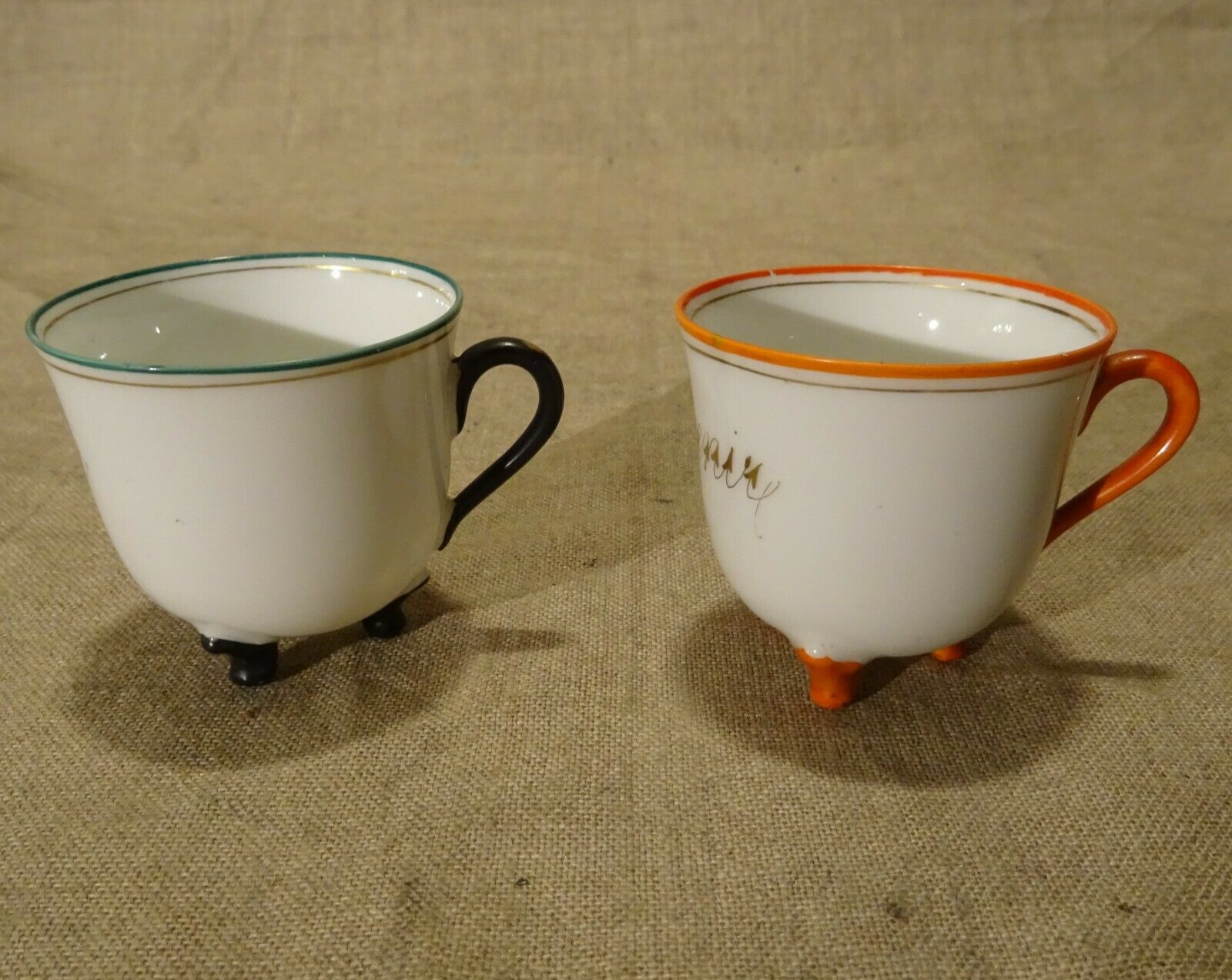 Set de 2 anciennes tasses tripode en porcelaine Amitié Souvenir XIX ème