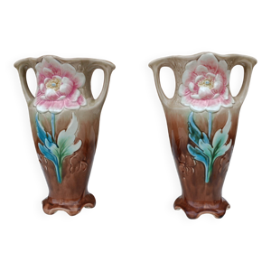 Paire de vases en barbotine