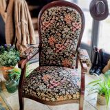 Fauteuil Voltaire ancien avec revêtement en tissu de qualité