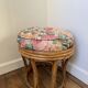 Tabouret vintage en rotin et coussin en tissu