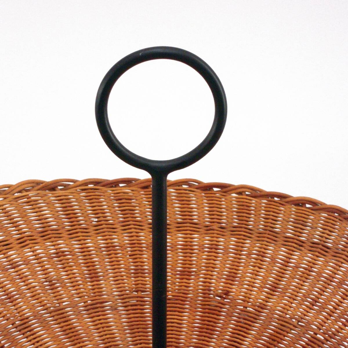 Table incurvée, porte revue en osier et laiton laqué noir, 1960