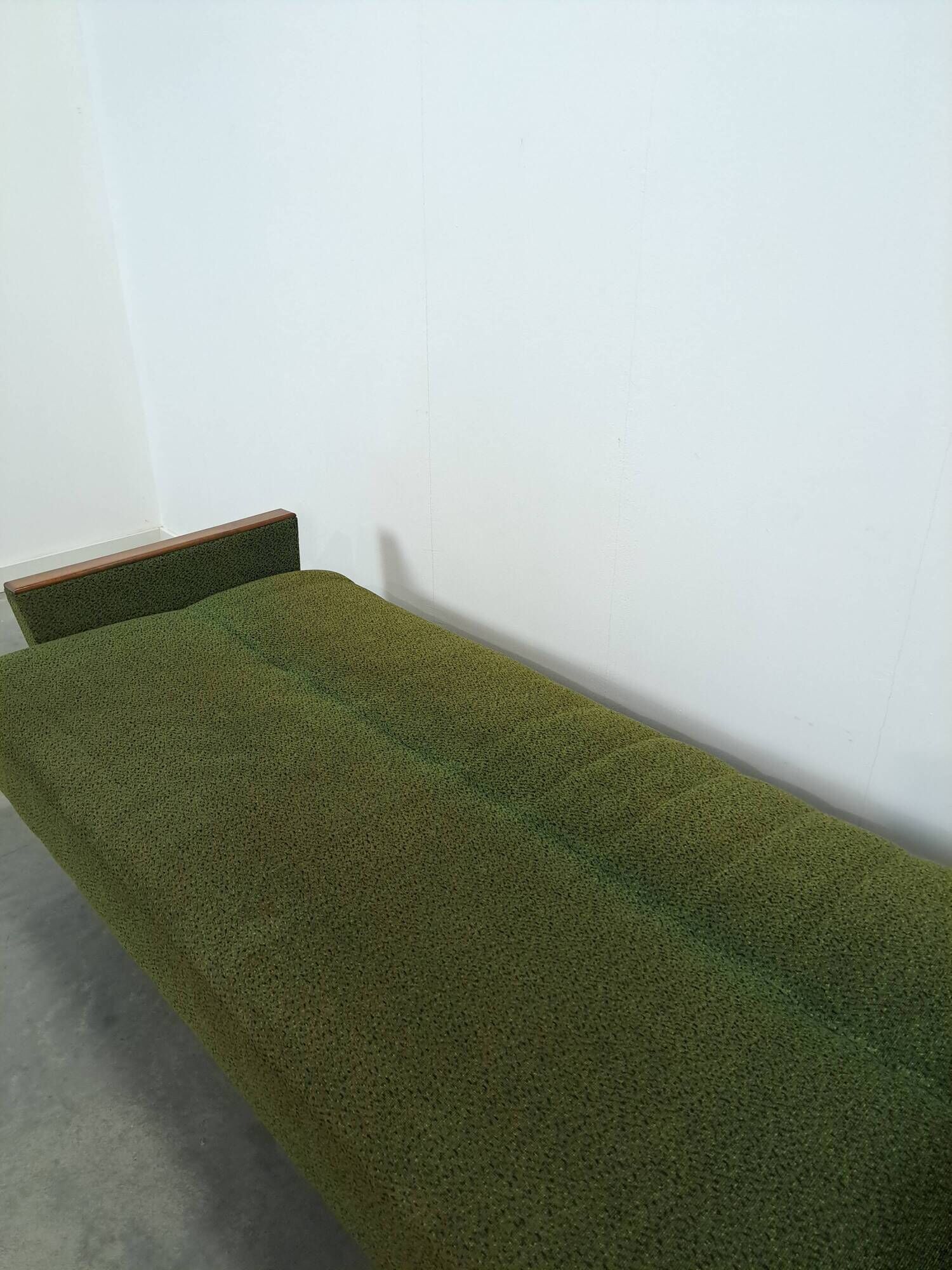 Slaapbank met groene stof en teakhout