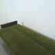 Slaapbank met groene stof en teakhout