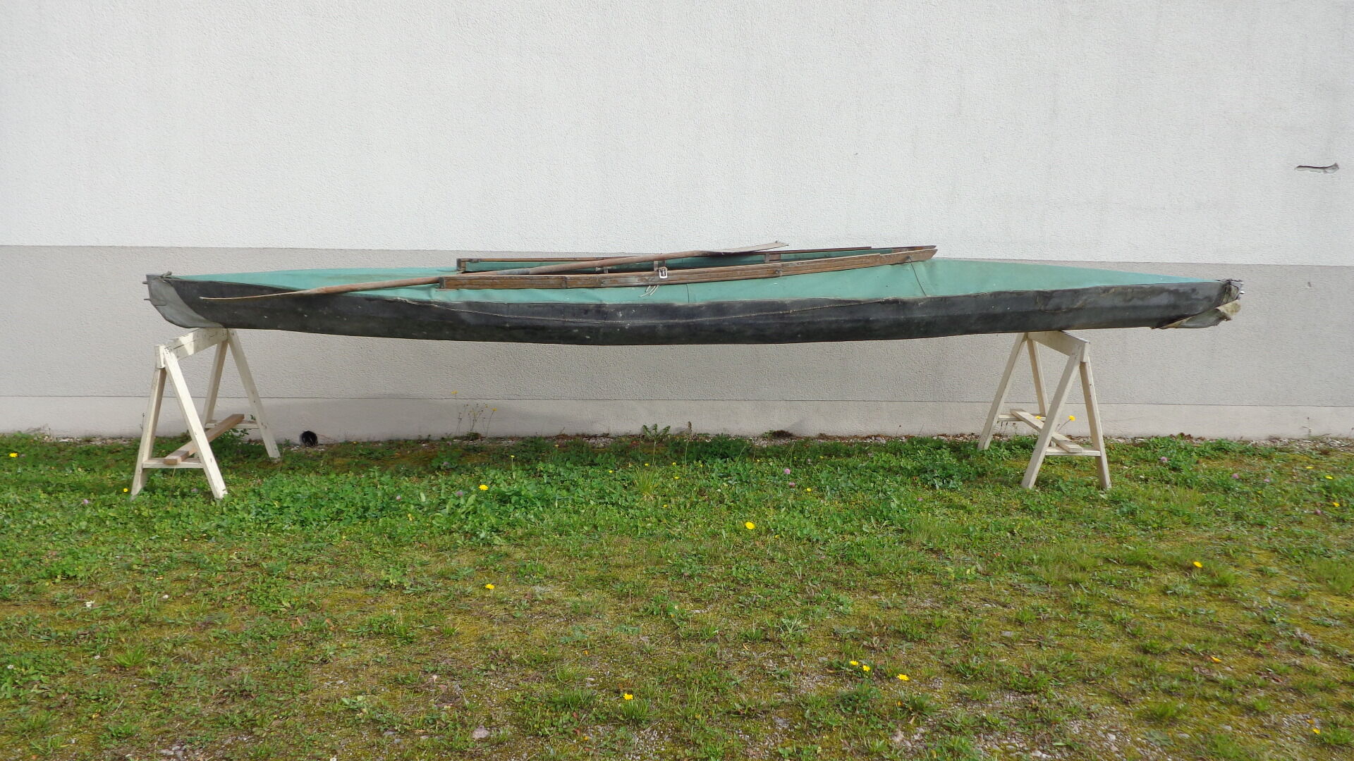 Canoé en bois et tissu