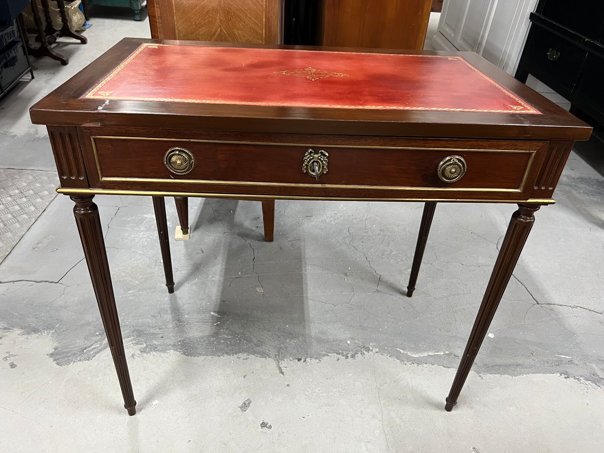 Flat desk and Louis XVI style chair in mahogany veneer (nineteenth century)