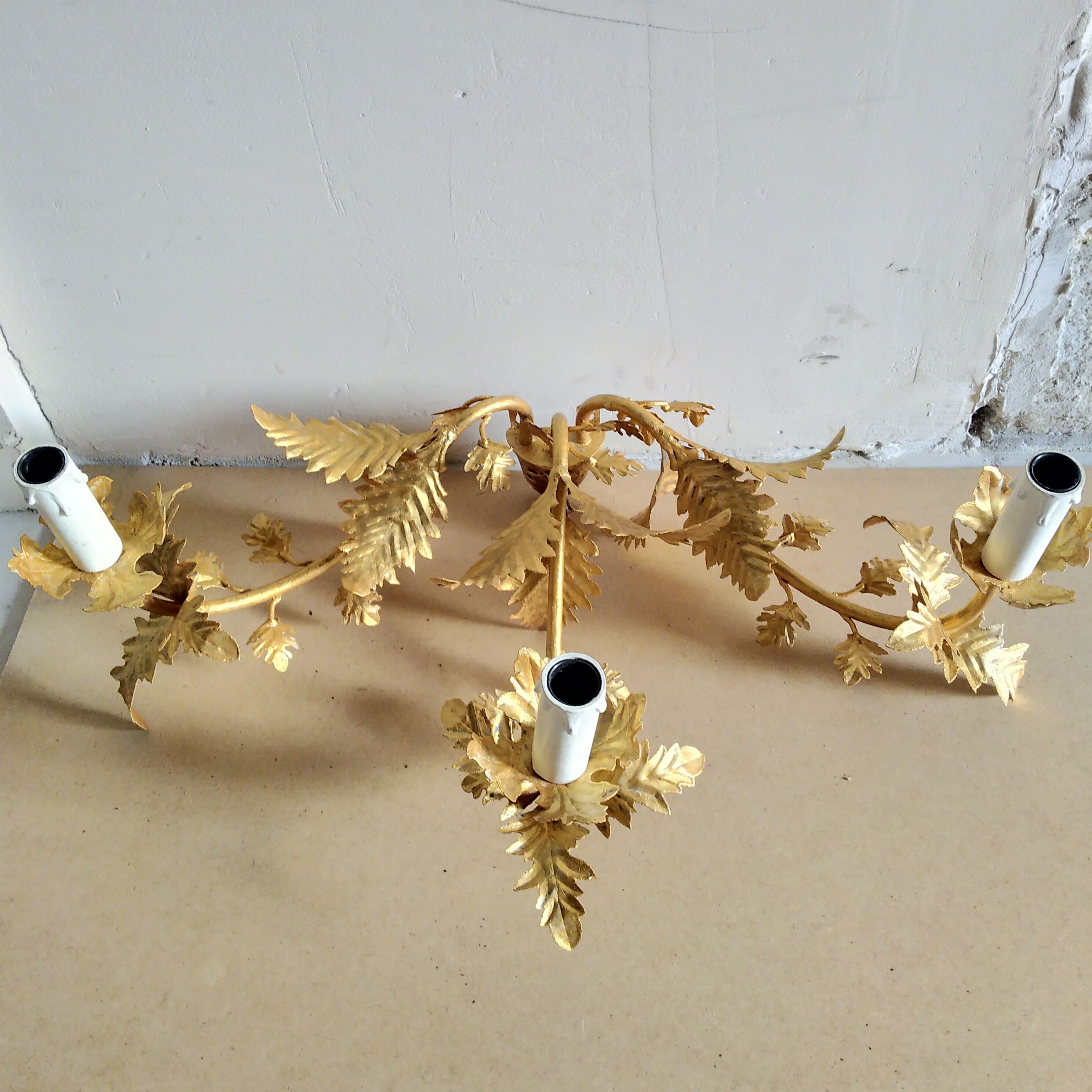 Applies three branches in gilded iron