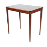 Table d’appoint décorée d’ornements en bronze en acajou clair