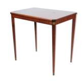 Table d’appoint décorée d’ornements en bronze en acajou clair