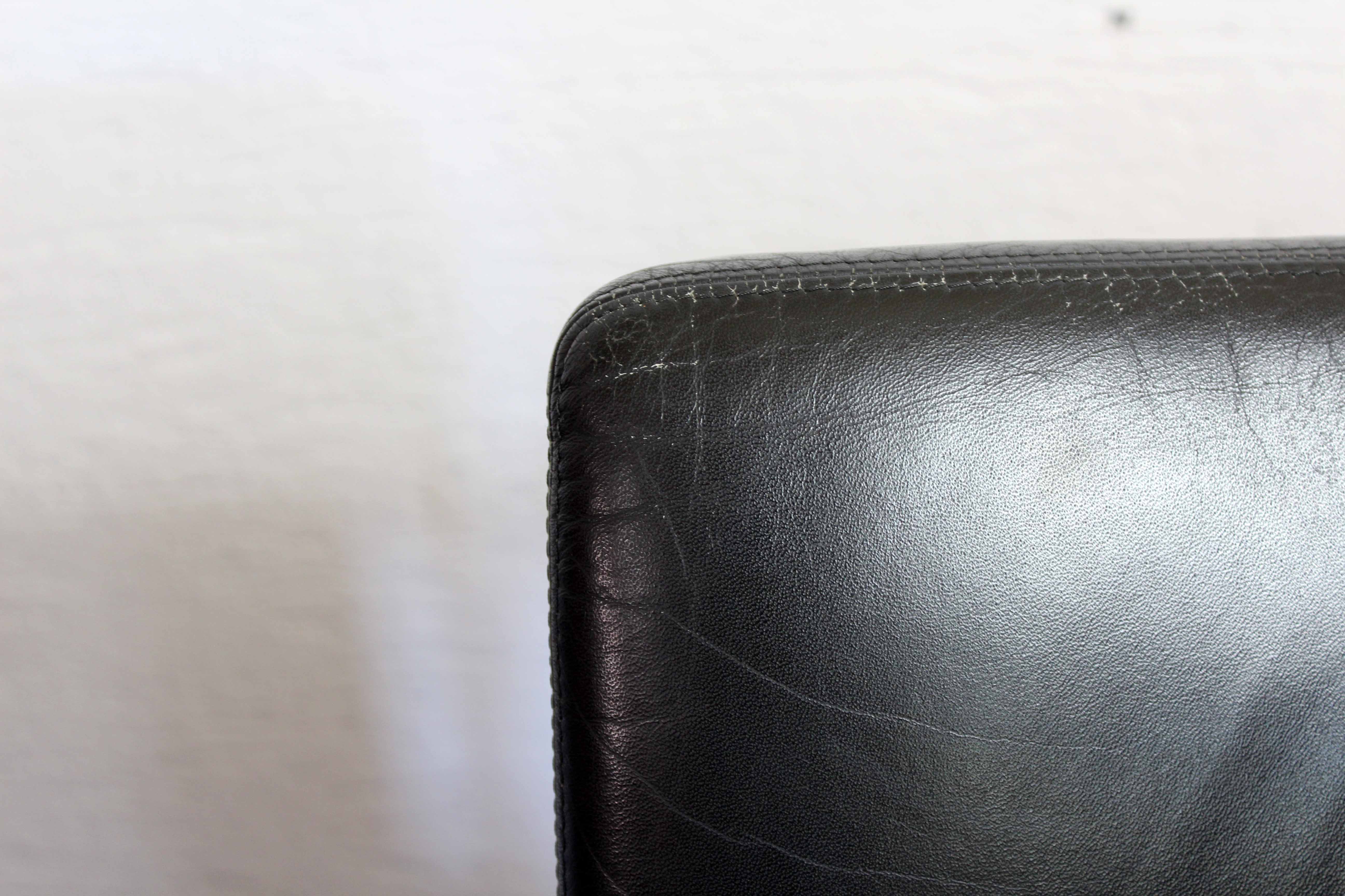 Paire de fauteuils en cuir et acier chromé