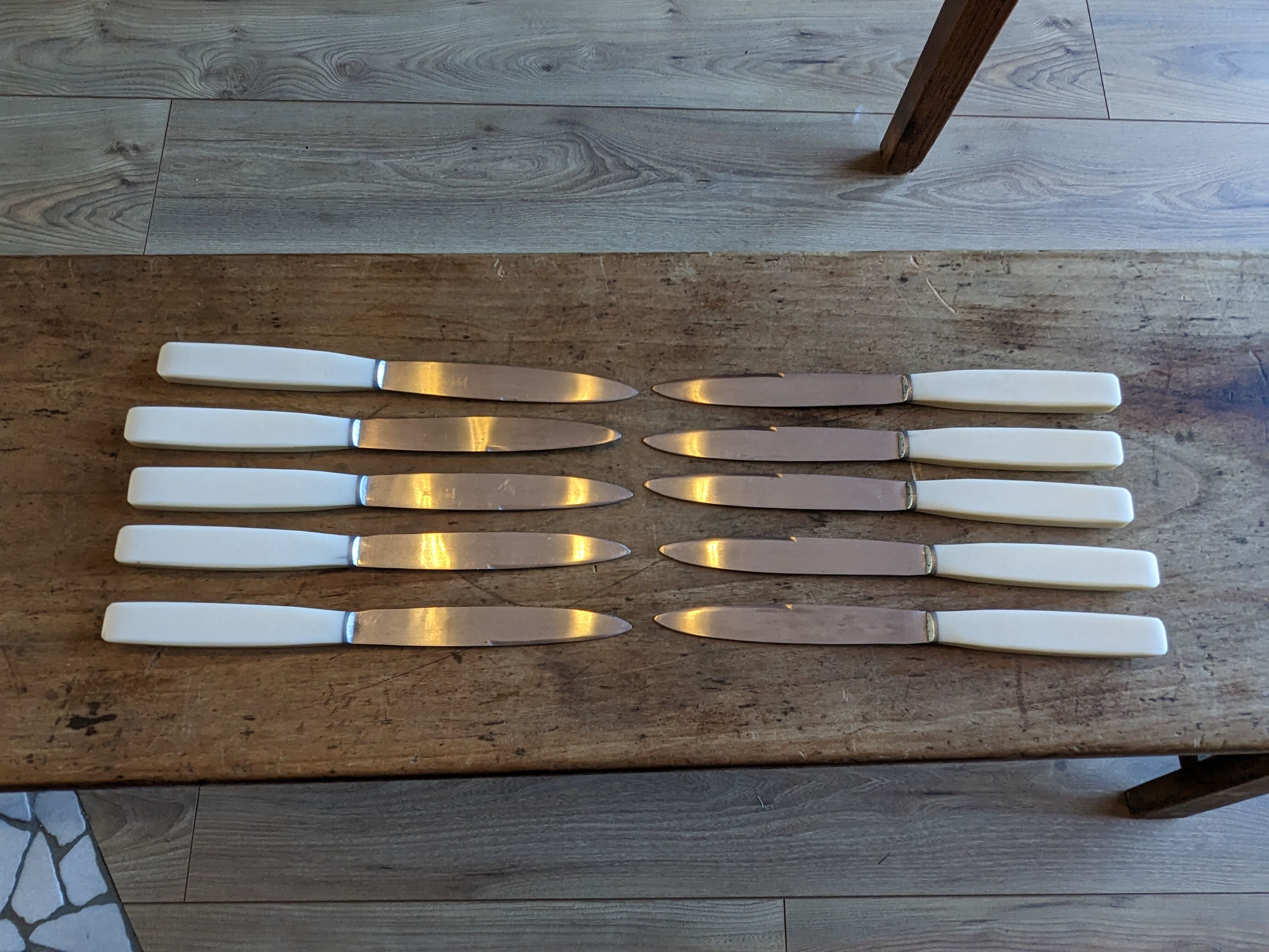Set of 10 vintage stainless steel and bakelite table knives