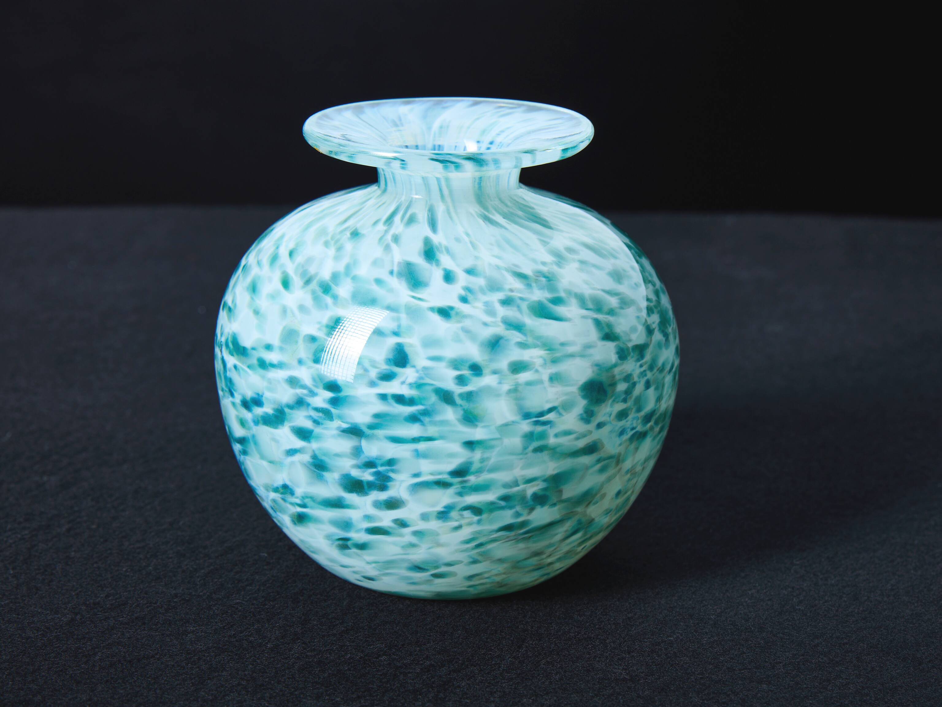 🌊 Speckled blue-green blown glass vase — vintage style