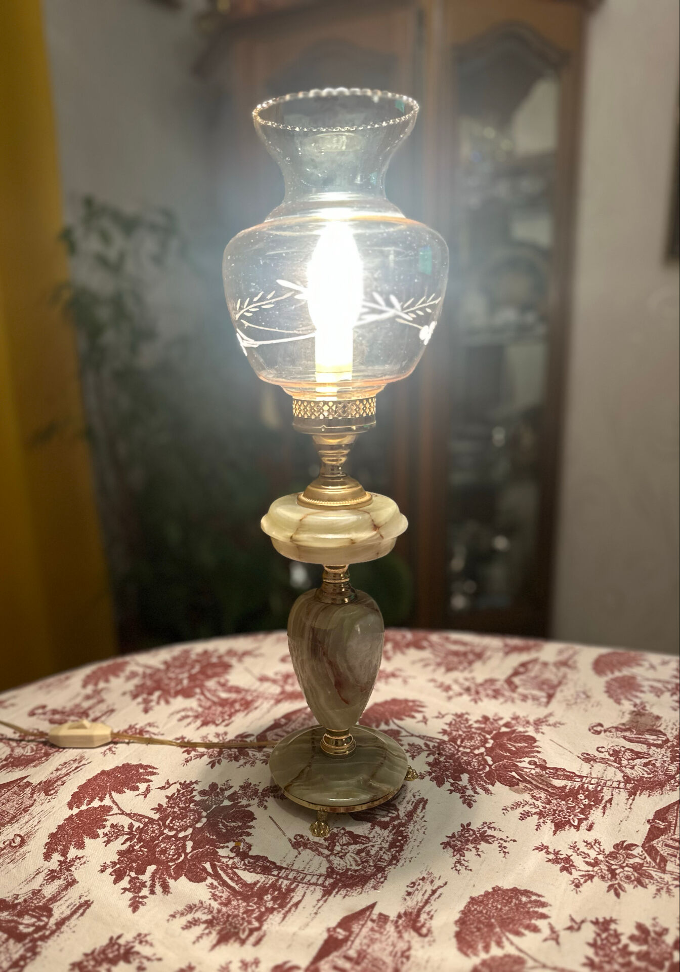 Vintage desk lamp in onyx and brass, oil lamp style.