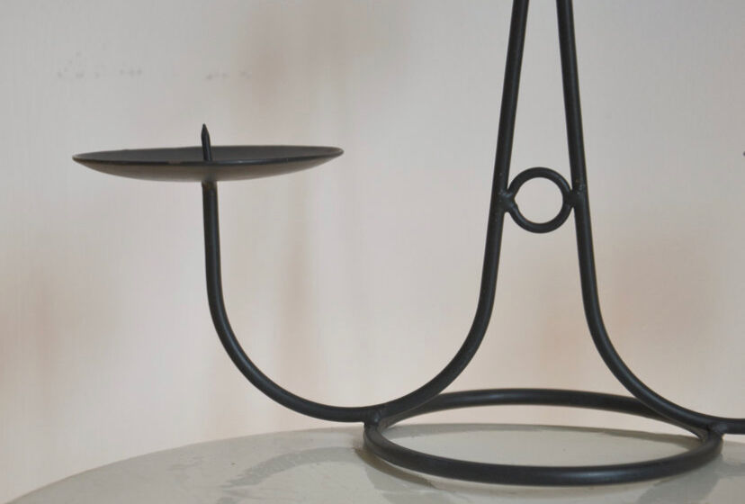 Minimalist style three-spoke candlestick or candle holder