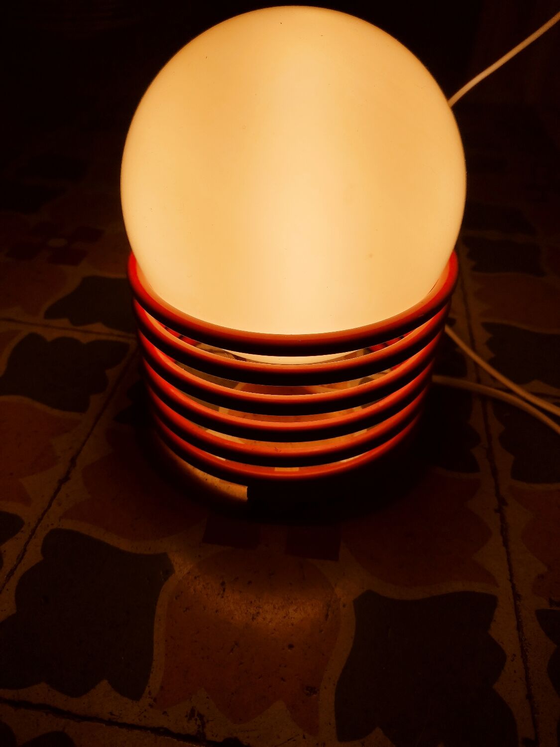 Opaline lamp on spiral