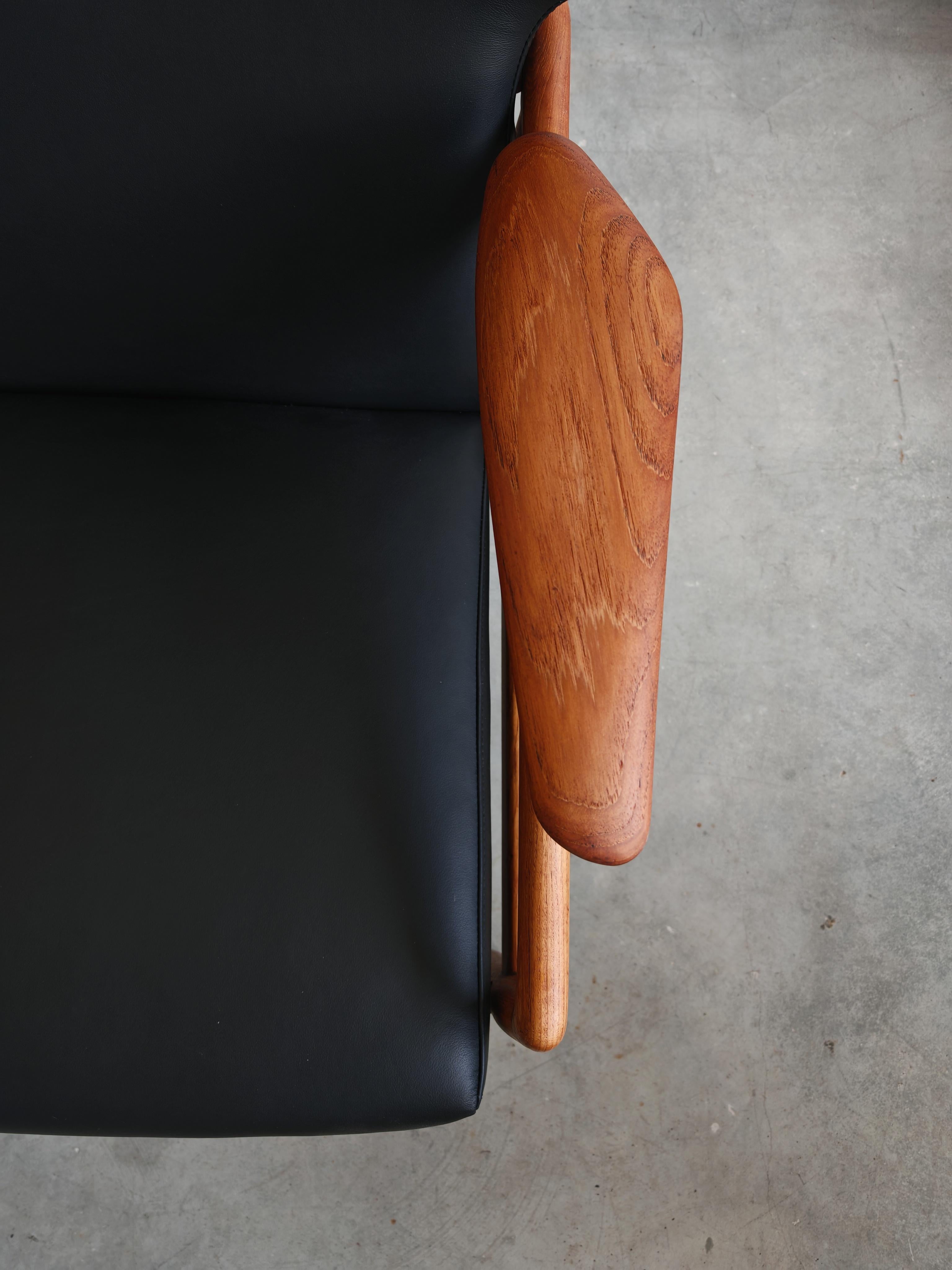 Mid-Century Lounge Chair in solid teak and leather by John Bone