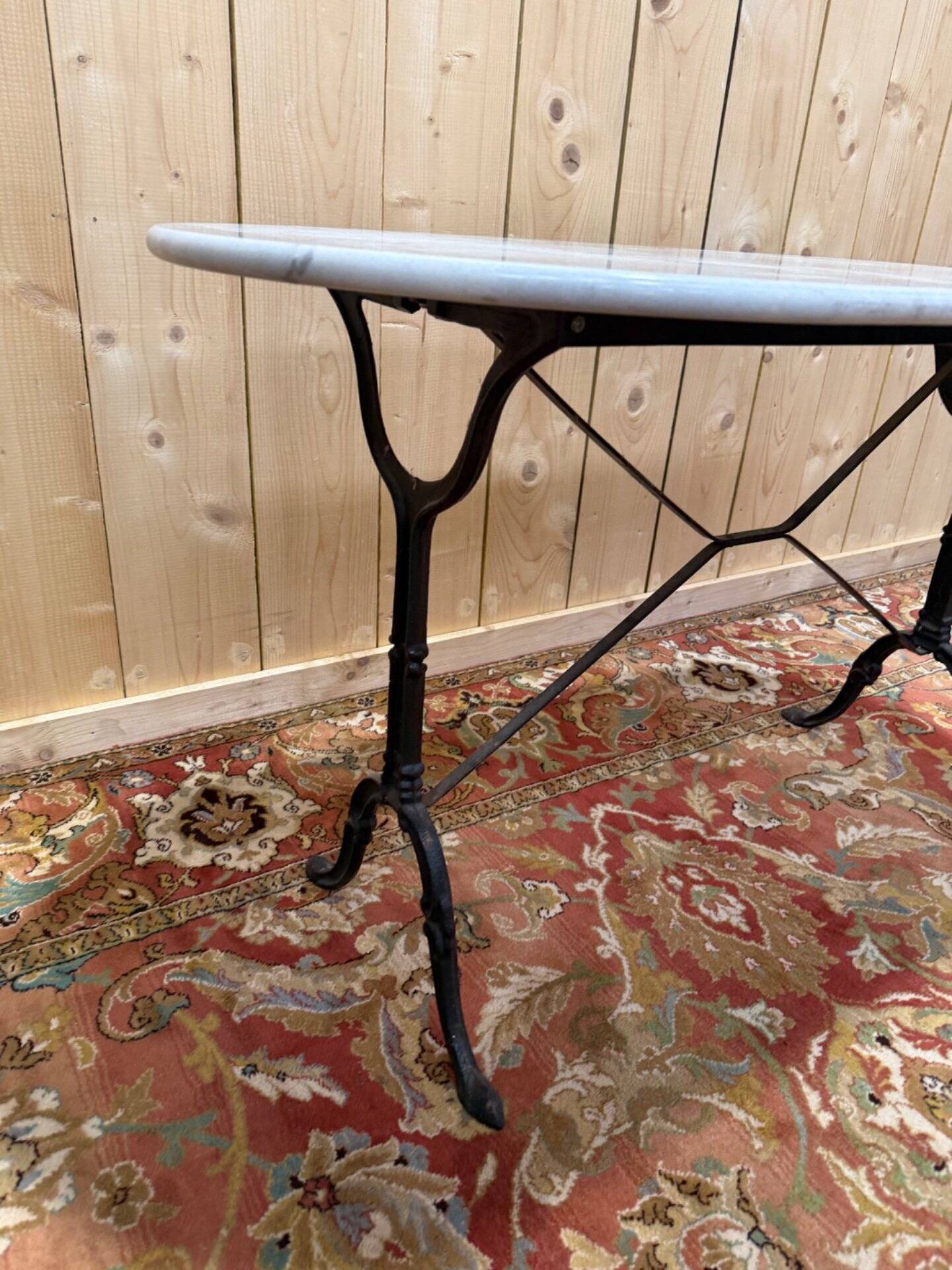 Table de bistrot en marbre oval et fonte
