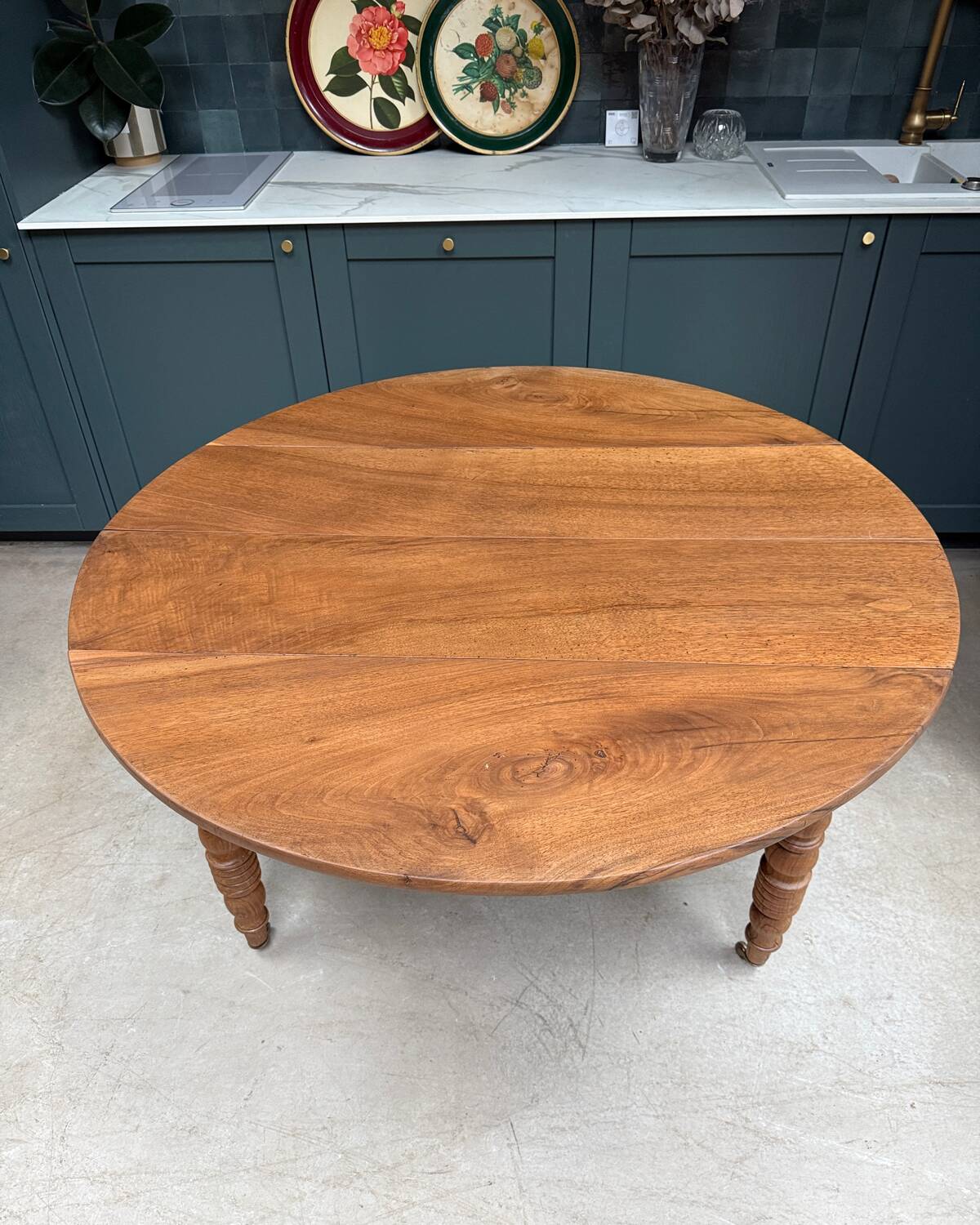 Extendable round table with turned legs (renovated)