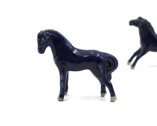 Chevaux du bonheur en porcelaine bleue, années 70