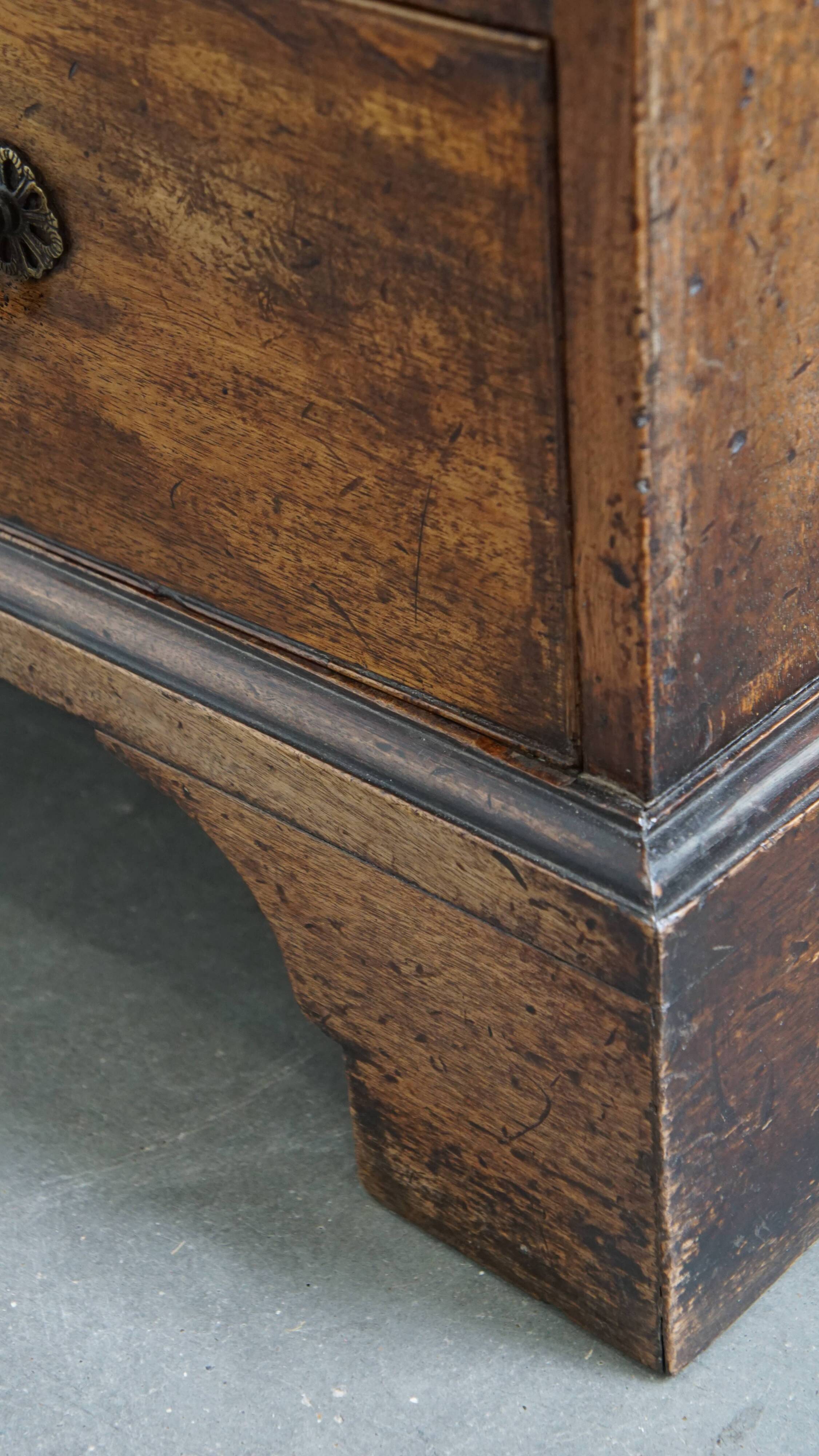 Antique 18th-Century English Chest of Drawers with Brushing Slide