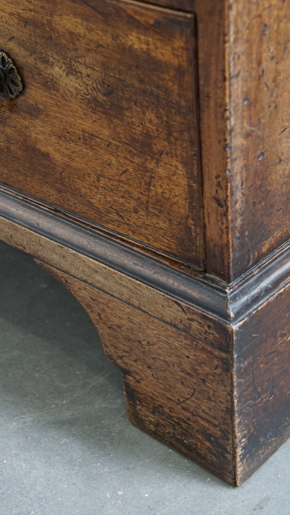 Antique 18th-Century English Chest of Drawers with Brushing Slide