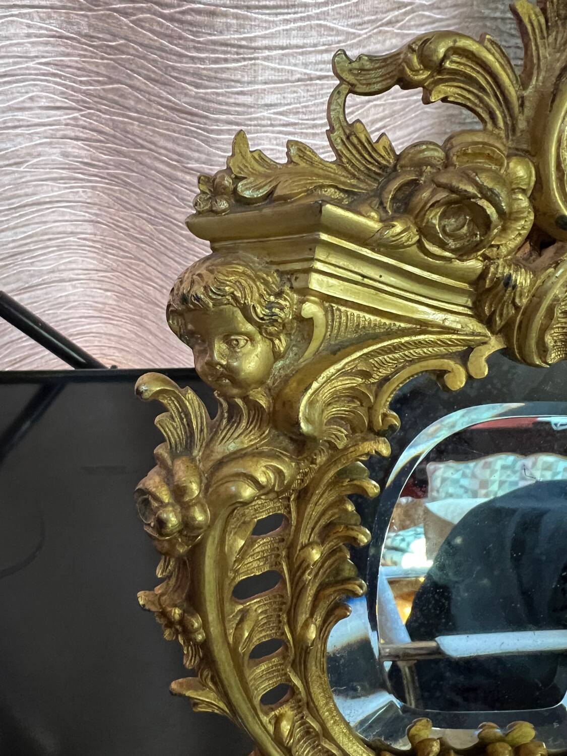 Beveled mirror in gilt bronze