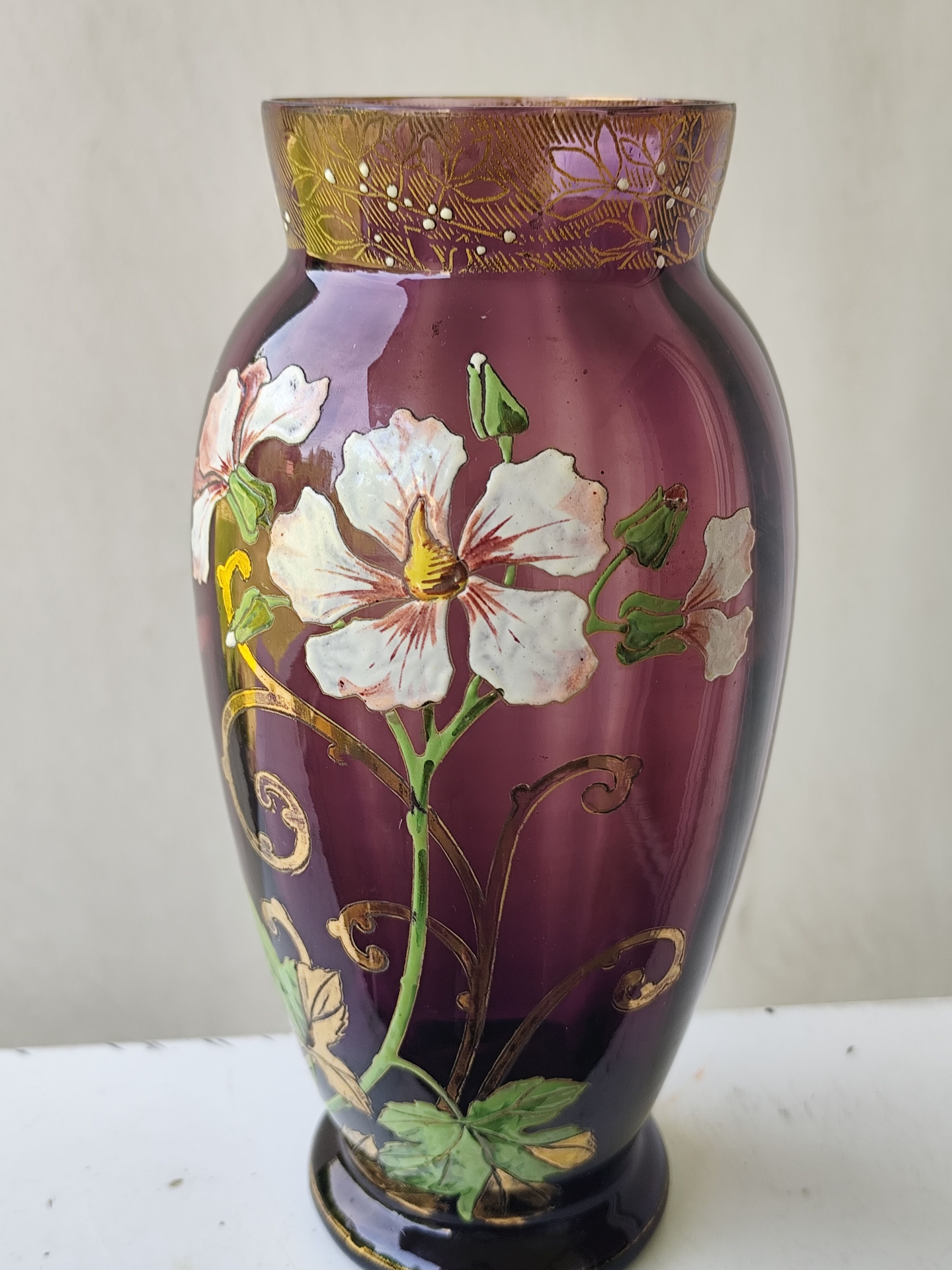 Vase en verre violet émaillé fleurs legras