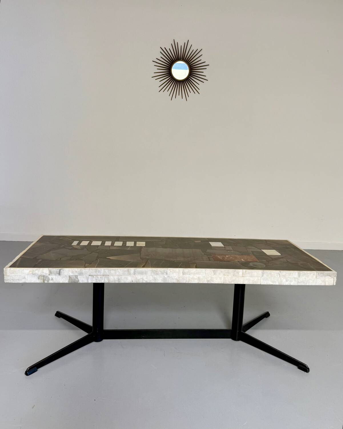 Ancienne table basse en pierre mosaïque design années 70 pied métal vintage