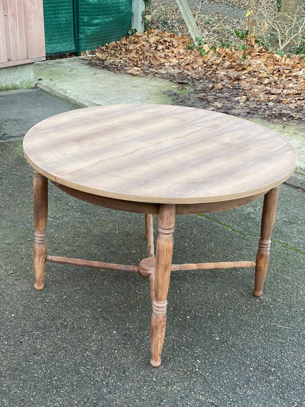 19th-century round extendable dining table with crossed legs, 115cm.