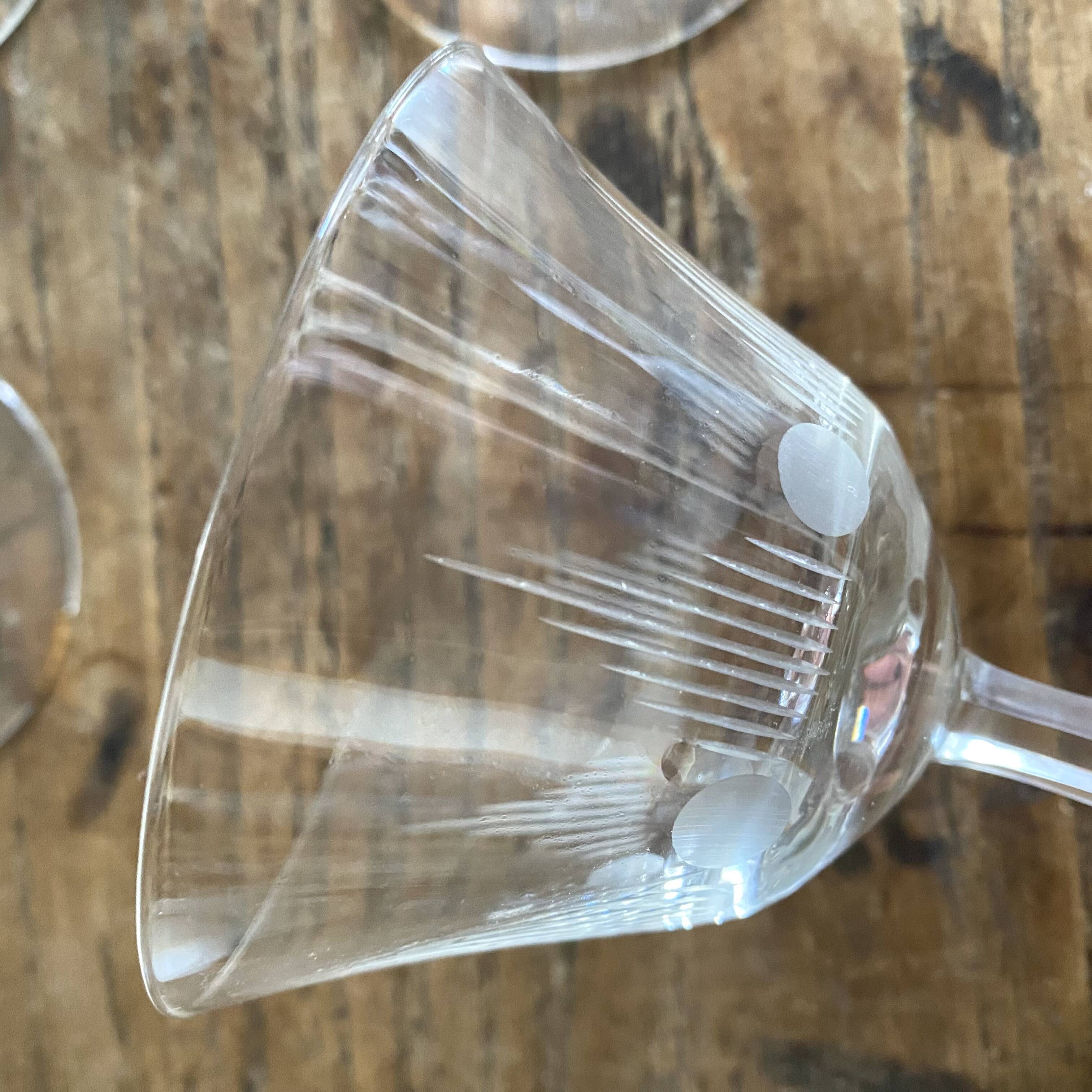 Coupes à champagne anciennes en verre gravé