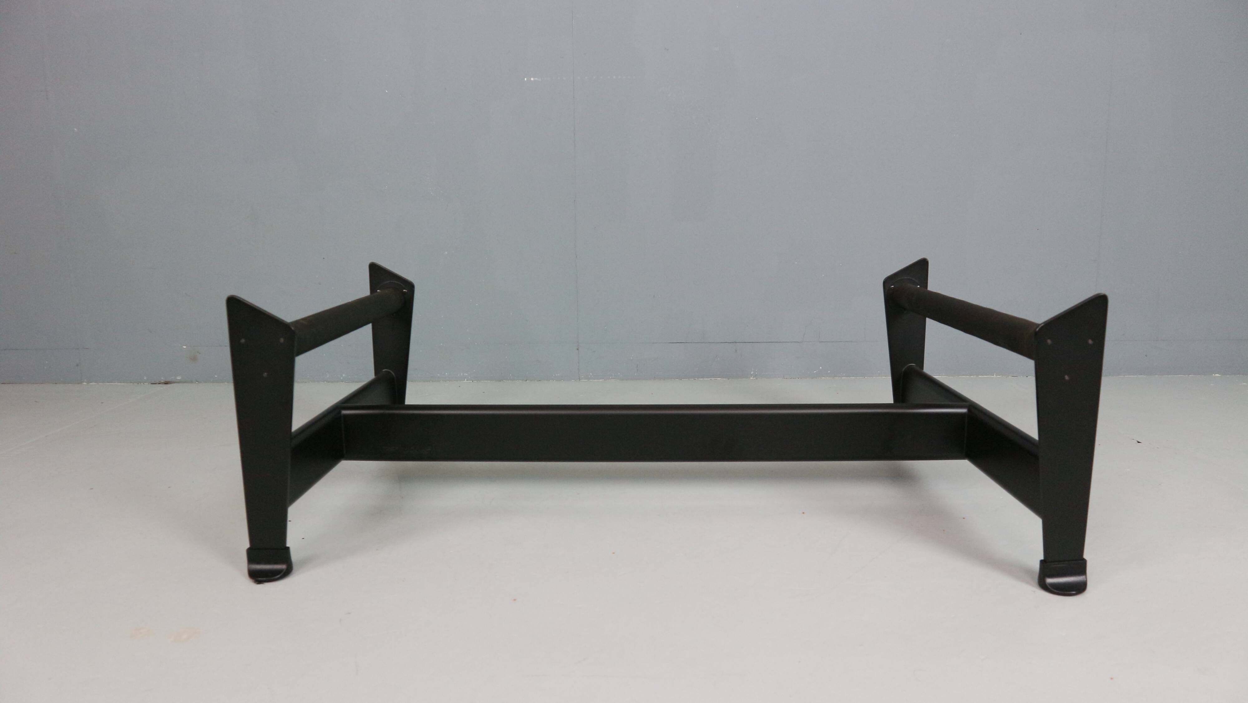 Chaise longue LC4 en cuir noir par Le Corbusier pour Cassina, années 1980