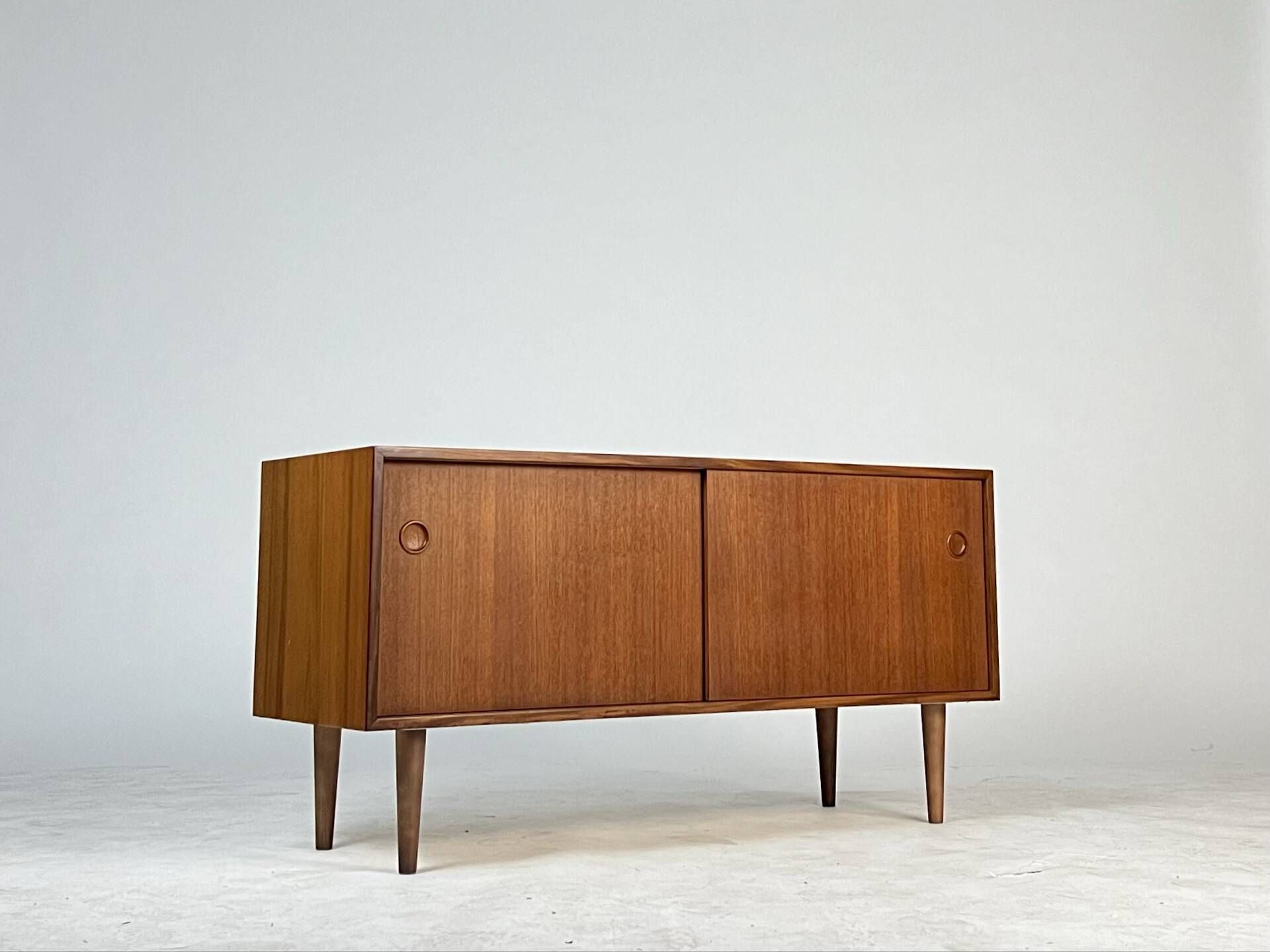 Buffet bas en teck vintage des années 60, style mid-century HiFi.