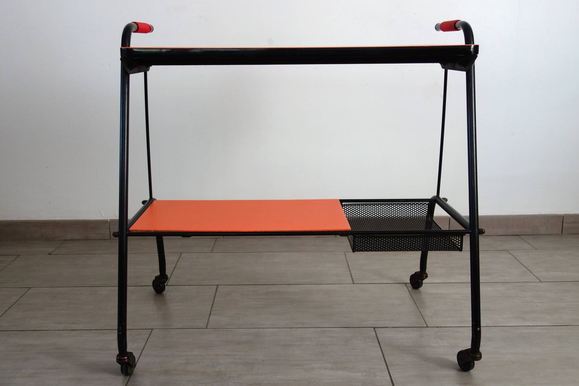 Desserte vintage orange métal perforé
