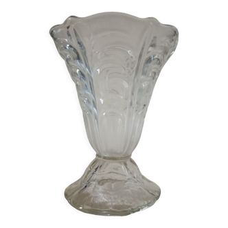 Vase en verre moulé