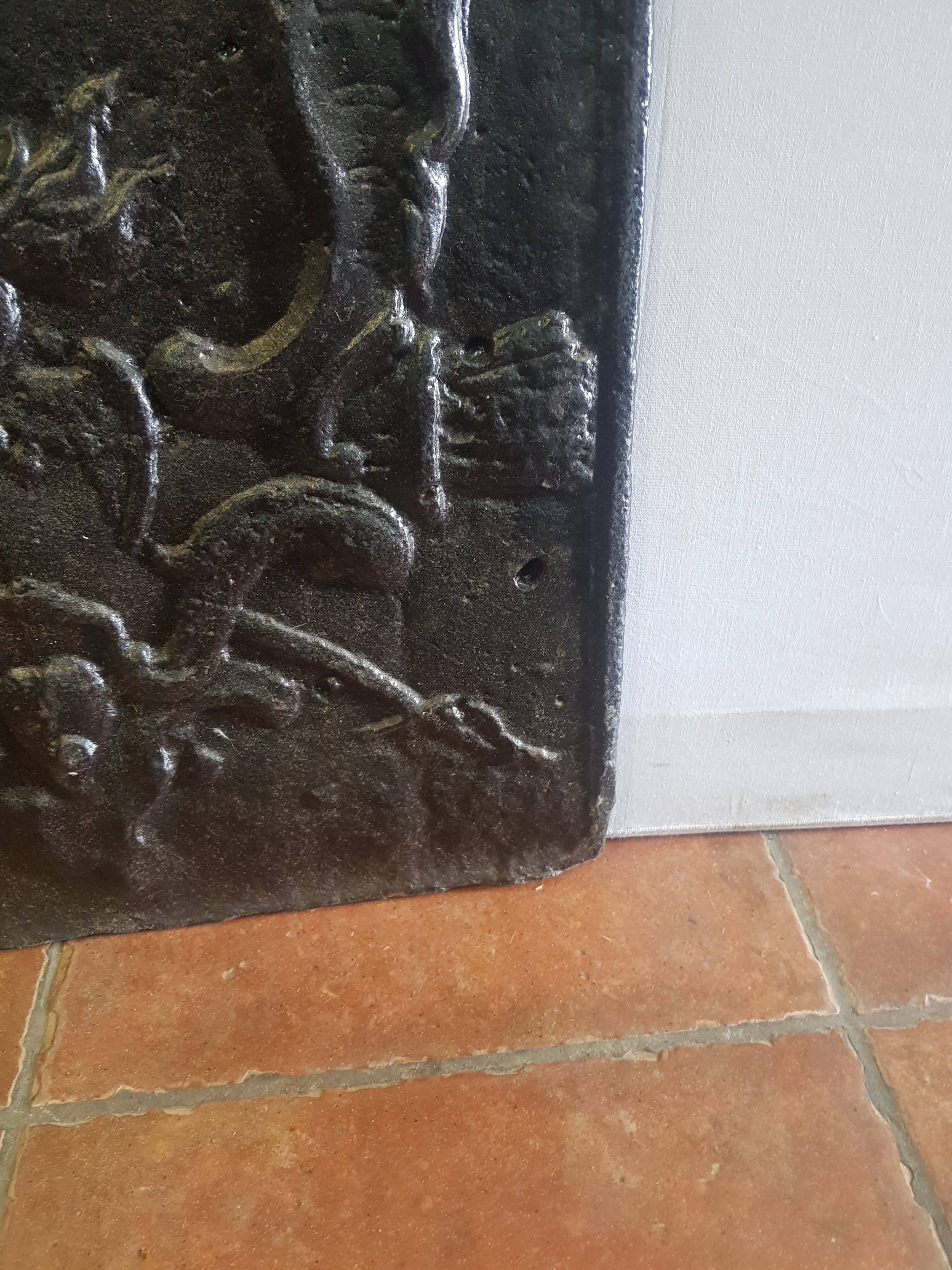Plaque de cheminée ancienne en fonte