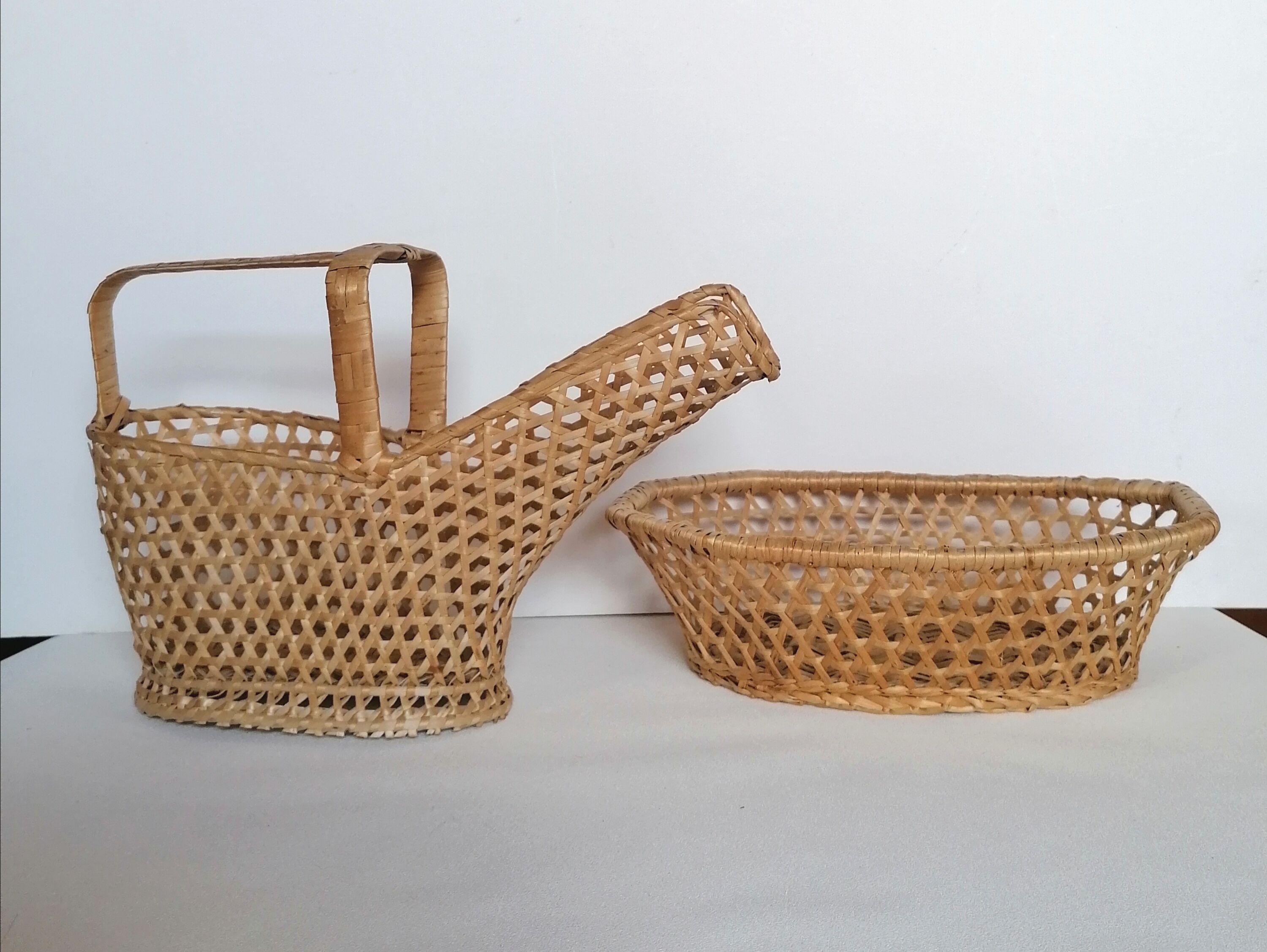 Bread basket in woven wicker canning